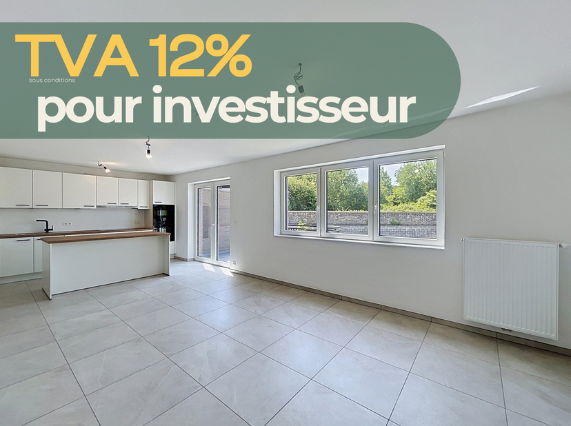 Situé dans le village de Franière, au sein de la nouvelle résidence « Les Roches », cet appartement neuf de 71 m² offre un cadre de vie confortable à
