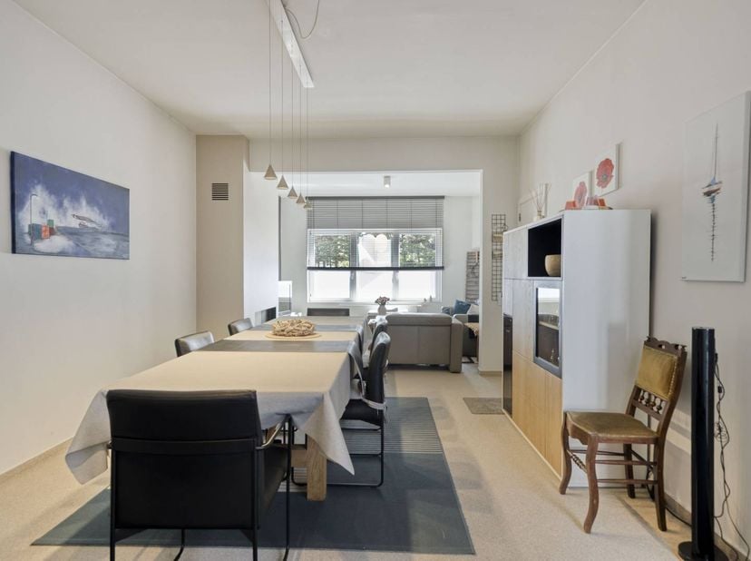 Dit gelijkvloers appartement in Heist-aan-Zee biedt met een oppervlakte van liefst 101m² een unieke kans. Gelegen in de Hermans-Lybaertstraat, geniet