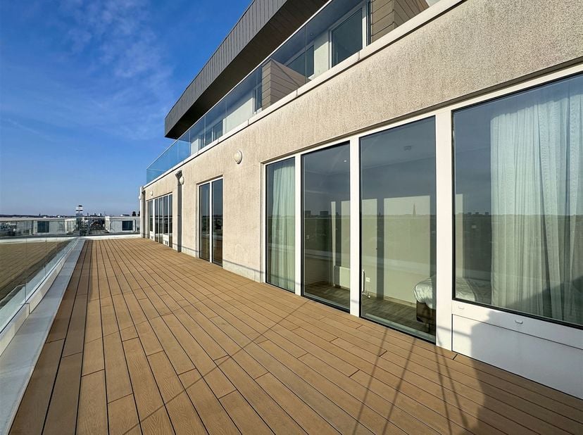 Stadscentrum - Aantrekkelijk gemeubileerd 3-slaapkamer appartement van 125 m² met een terras van 50 m² op de 9e verdieping van een gebouw van 10 verdi