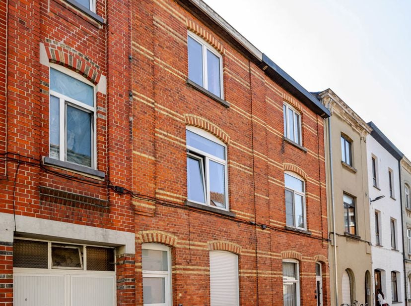 Te koop: instapklare en technisch volledig conforme woning op toplocatie nabij Sint-Pietersstation<br />
Ligging<br />
Deze woning bevindt zich in de