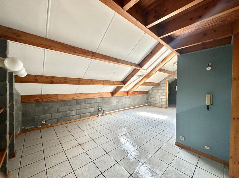 Ontdek dit verzorgd en praktisch ingedeeld duplexappartement, gelegen op de tweede verdieping van een kleinschalige residentie in Runkst. Dankzij de s