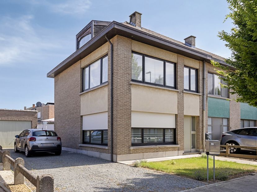 Bent u op zoek naar een interessante investering of een woning met tal van mogelijkheden? Dan is deze eigendom in de rustige en residentiële Hof ter L