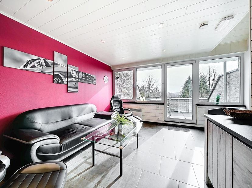 Easyhome vous propose un beau bien d'investissement situé dans un domaine de villégiature de 80 hectares à Malmedy. A flanc de colline, ce bien offre