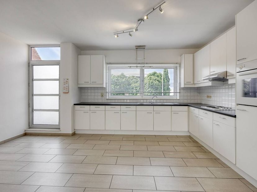 Met een aangename bewoonbare oppervlakte van 144 m² en een terras met een ideale zuidelijke oriëntatie, biedt dit appartement alle troeven om optimaal