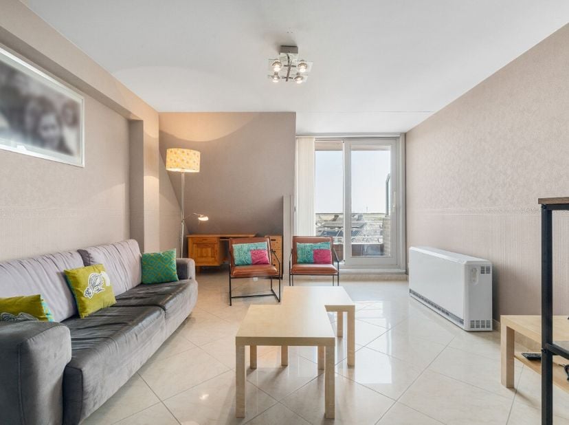 Groot duplexappartement te koop, vlak bij openbaar vervoer en de Zeedijk van Middelkerke Dit appartement in Middelkerke combineert een centrale liggin