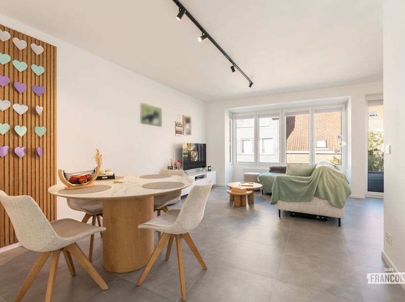 In de Stenenstraat 24 bus 0201 te Oostende bevindt zich dit instapklare en volledig gerenoveerde appartement, ideaal gelegen in een rustige woonwijk.