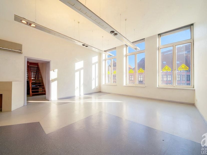 Bien professionnel à vendre à Place de Lille 4,
                    7500 Tournai
