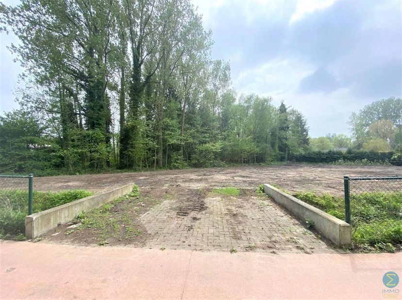 Terrain à vendre
                    à 2400 Mol