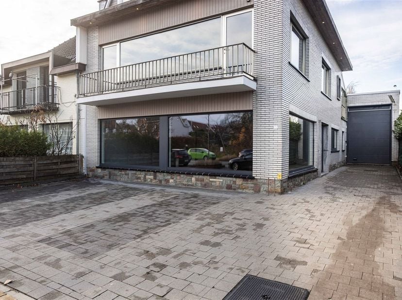 Handelspand te koop in Merelbeke.<br />
<br />
Grote en in quasi instapklare winkelruimte van 120 M2 met groot achterliggend magazijn 240m2. Bovenligg
