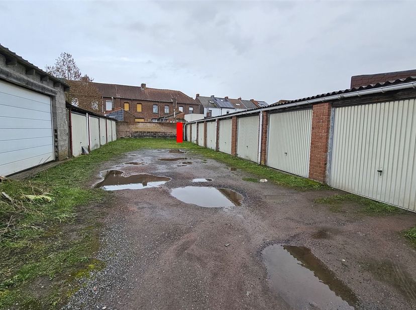 - SOUS-OPTION - PLUS DE VISISTES Batterie de 8 garages située dans une cour derrière les habitations. Chaque garage fait +/- 15 à 16 m². <br />
Y comp