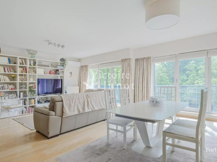 Avenue Winston Churchill, nabij de Vanderkindere straat, prachtig appartement met een totale brutovloeroppervlakte van ± 151 m² (volgens PEB). Het bes
