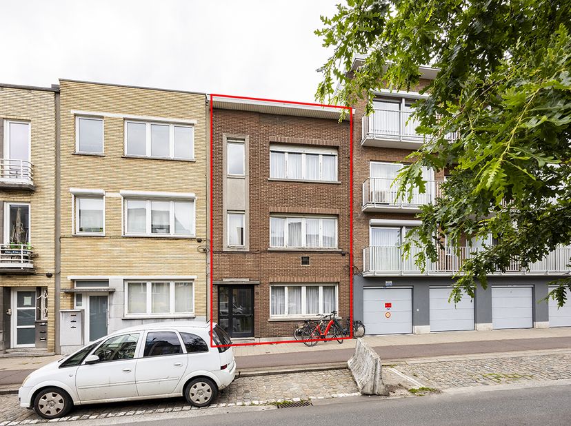 WOONHUIS MET GARAGE - <br />
<br />
Gelegen in het hart van Wilrijk.<br />
Combineert ruimte, comfort en een uitstekende ligging nabij winkels, schole