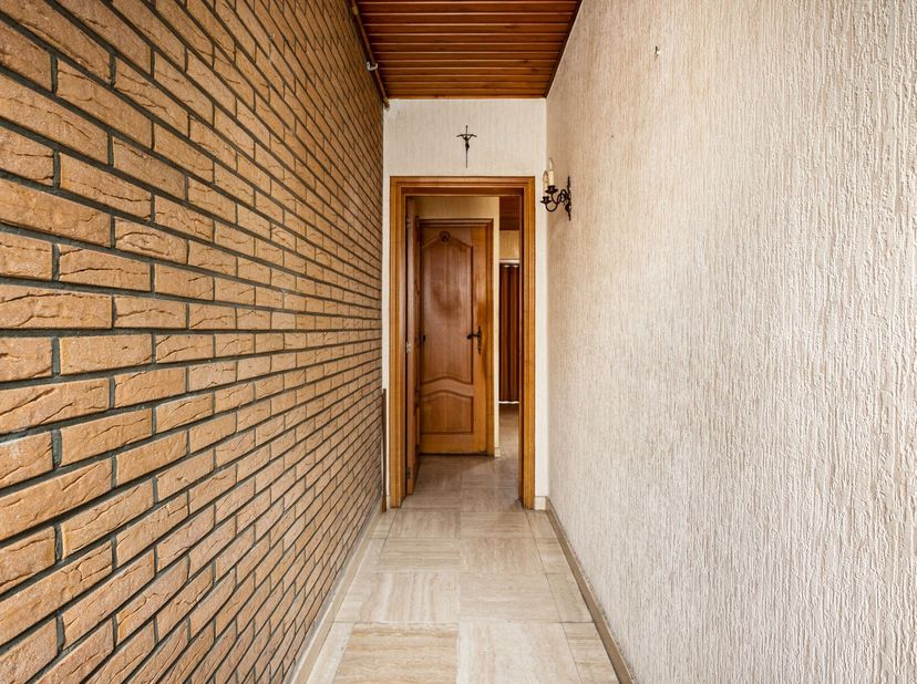 Te renoveren gezinswoning met 3 slaapkamers en tuin<br />
Deze te renoveren gezinswoning met 3 slaapkamers is gelegen in een rustige straat in Turnho