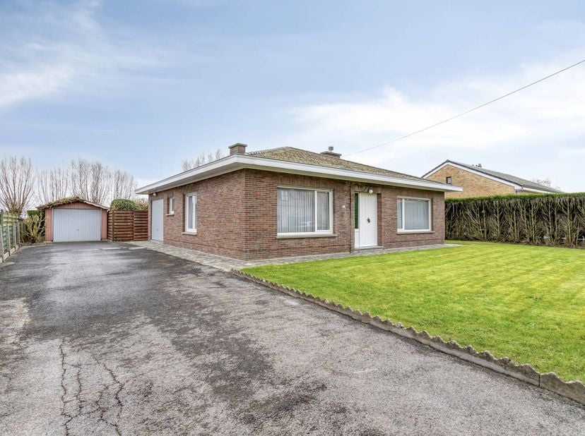 Gelijkvloerse woning te koop in de Hazewindstraat 8 te Vlamertinge. Dit huis te koop is uitermate geschikt voor wie op zoek is naar een alleenstaande