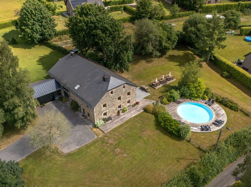Midden in de prachtige natuur rond Malmedy bevindt zich deze karaktervolle natuurstenen hoeve, waar authenticiteit, ruimte en hedendaags comfort harmo