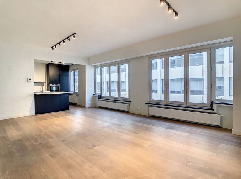 Dit appartement van ca 120 m² te huur is gelegen op een toplocatie in hartje Antwerpen. Zeer centraal en vlakbij de Groenplaats. Gezellige cafés, rest