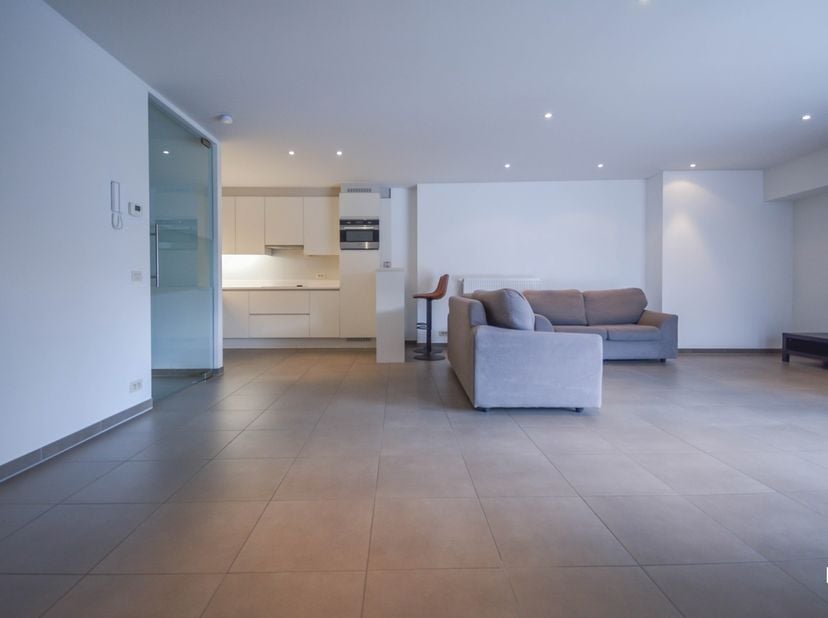 Dit aantrekkelijk appartement bevindt zich op de eerste verdieping van residentie 'Astrid', pal in het centrum van Izegem op wandelafstand van diverse