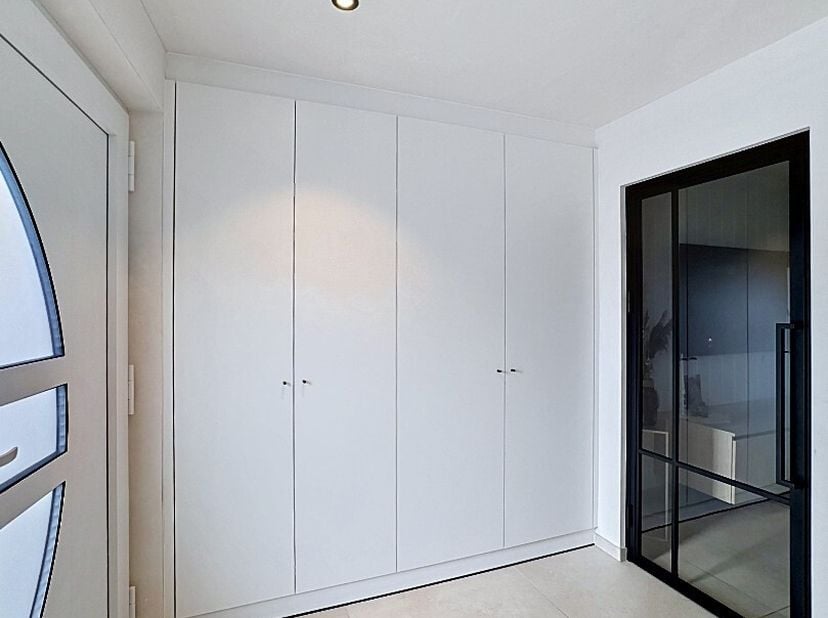 Deze volledig vernieuwde en instapklare woning bestaat uit: inkomhal - toilet - living - keuken - badkamer met ligbad en inloopdouche - wasplaats - be