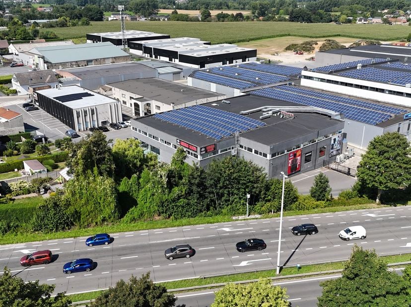 KMO Vastgoed biedt u deze ruime handelsruimte aan met een totale oppervlakte van 1.726 m². Het pand is onmiddellijk beschikbaar en bevindt zich op een