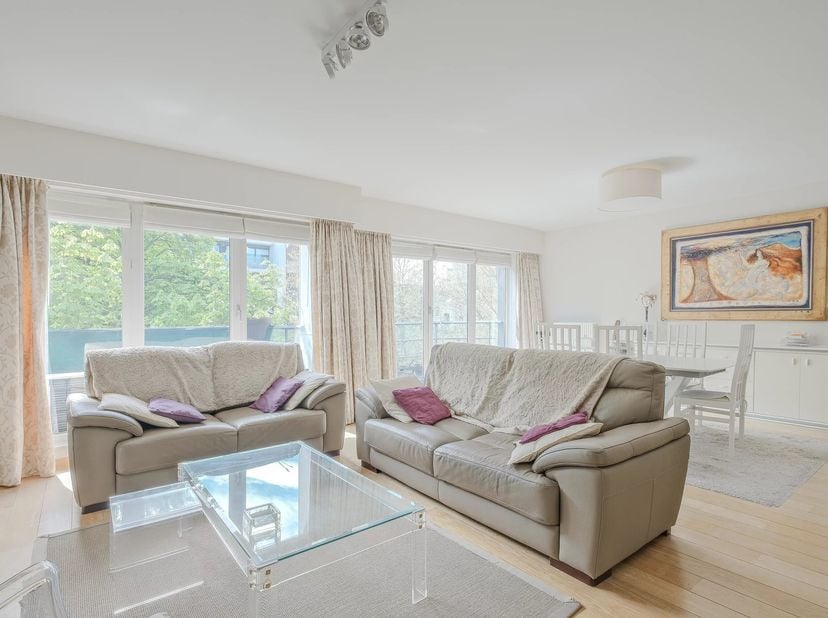 Avenue Winston Churchill, à proximité de la rue Vanderkindere, magnifique appartement d'une superficie totale de ± 151 m² bruts (selon PEB). Il se com