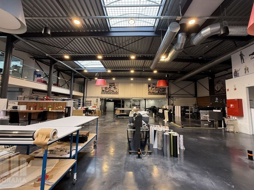Bâtiment d'entreprise durable idéalement situé à louer à Sint-Pieters-Leeuw, le long de la Chaussée de Mons, parfait pour les entreprises à la recherc