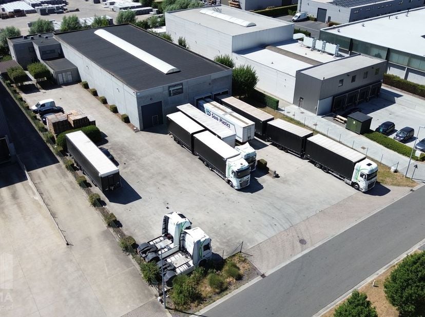 Uitstekend gelegen bedrijfsgebouw bestaande uit een magazijnruimte van +/- 900 m² met aansluitend +/- 24 m² kantoorruimte en een comfortabele bedrijfs