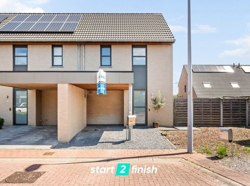 Bent u op zoek naar een recente woning waar u meteen uw intrek kunt nemen? Dan is deze verzorgde gezinswoning in de Klipperstraat ongetwijfeld een bez