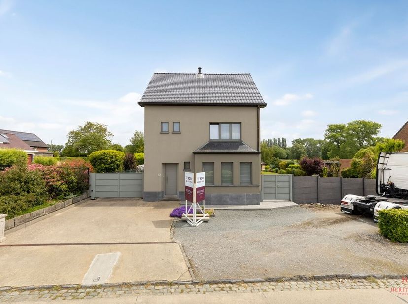 Deze vrijstaande woning is gelegen op een ruim perceel van 1.903 m² en biedt tal van mogelijkheden, waaronder de optie tot opsplitsing en het bouwen v