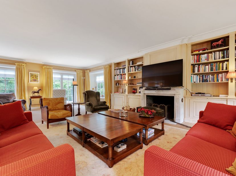 Dans l'un des emplacements les plus prisés et résidentiels du centre de Brasschaat se trouve cette villa exceptionnelle et charmante sur un terrain sp