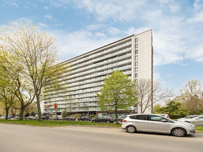 Dit lichtrijke appartement ligt op een strategische locatie vlak bij invalswegen, scholen, winkels en openbaar vervoer. Je geniet van een uitstekende