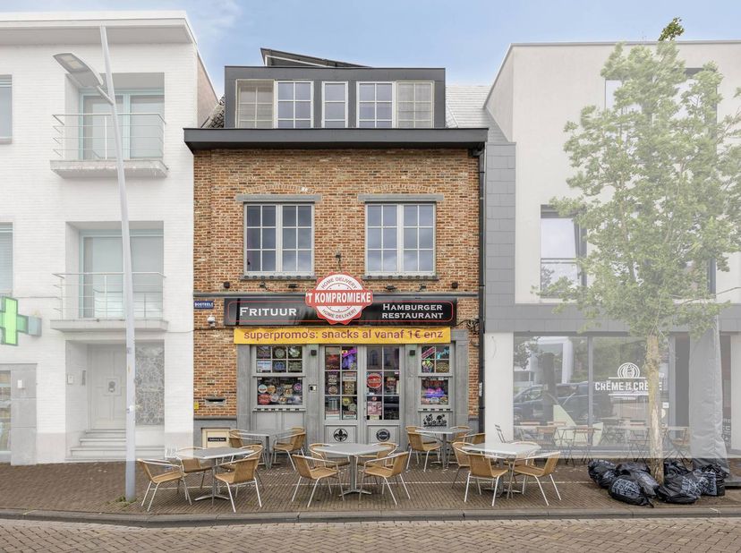 Op het marktplein van Ternat bevindt zich dit veelzijdige handelsgelijkvloers, momenteel ingericht en uitgebaat als frituur (ook ideaal als kebabzaak