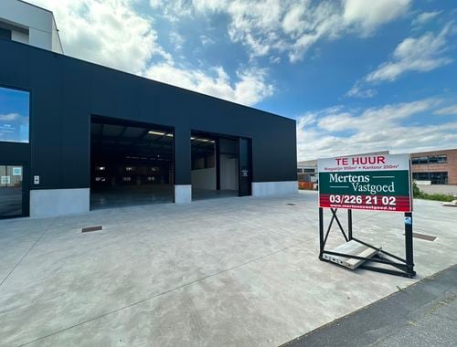                                         Magazijn met bureel te huur in Sint-Niklaas, € 6.500
