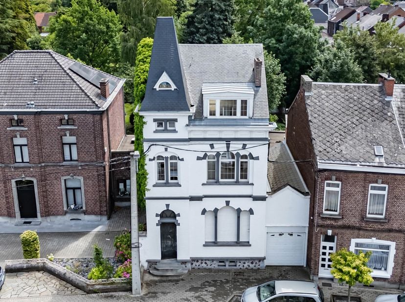 Easyhome Immobilier heeft het genoegen u deze prachtige herenwoning voor te stellen, ideaal gelegen in Montigny-le-Tilleul, met een bewoonbare oppervl