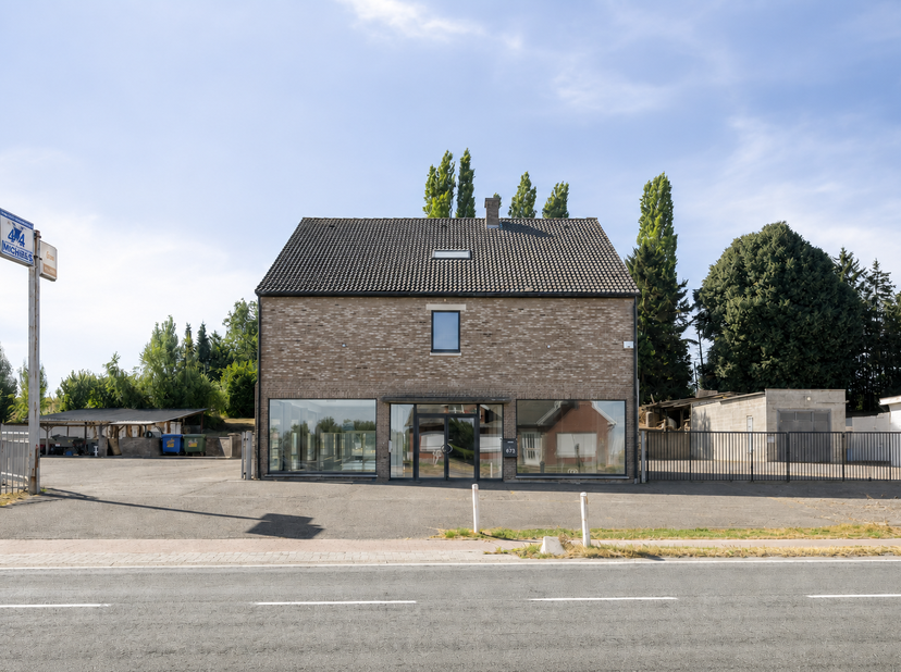 Veelzijdig bedrijfsvastgoed met bouwgrond op commerciële zichtlocatie in Tienen<br />
<br />
Langs de Sint-Truidensesteenweg (N3) in Tienen bevindt zi