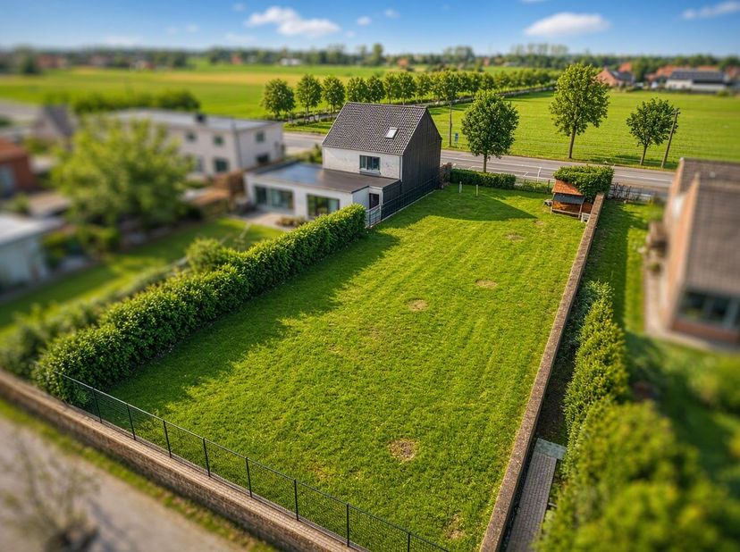 Ontdek deze uitzonderlijk goed gelegen bouwgrond met een oppervlakte van 973 m², ideaal voor het realiseren van een halfopen bebouwing. Het perceel is