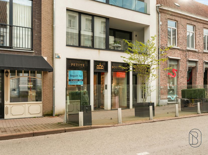 Te koop: instapklaar handelspand op toplocatie in Deinze<br />
Ontdek dit uitstekend gelegen handelspand van 84 m² in de levendige Tolpoortstraat. Dan