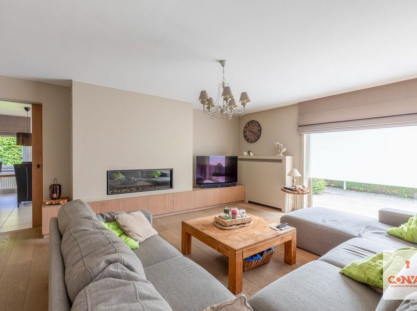 Deze perfect instapklare woning met vier slaapkamers is gelegen in een rustige, residentiële woonwijk te Vosselare.&amp;nbsp;<br />
<br />
Via de inkomhal