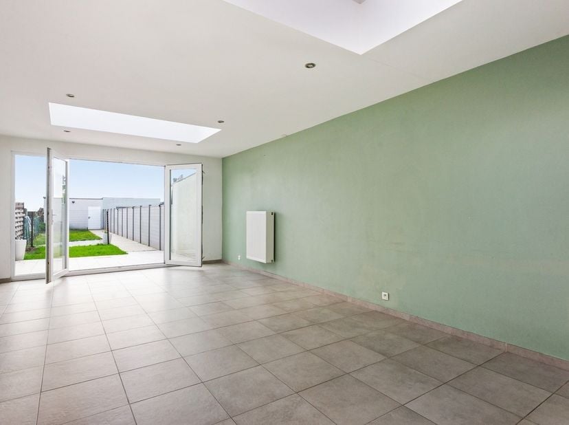 Instapklare woning met garage in het centrum van Ruisbroek<br />
<br />
Deze gesloten bebouwing is centraal gelegen in Ruisbroek, met alle voorzieni