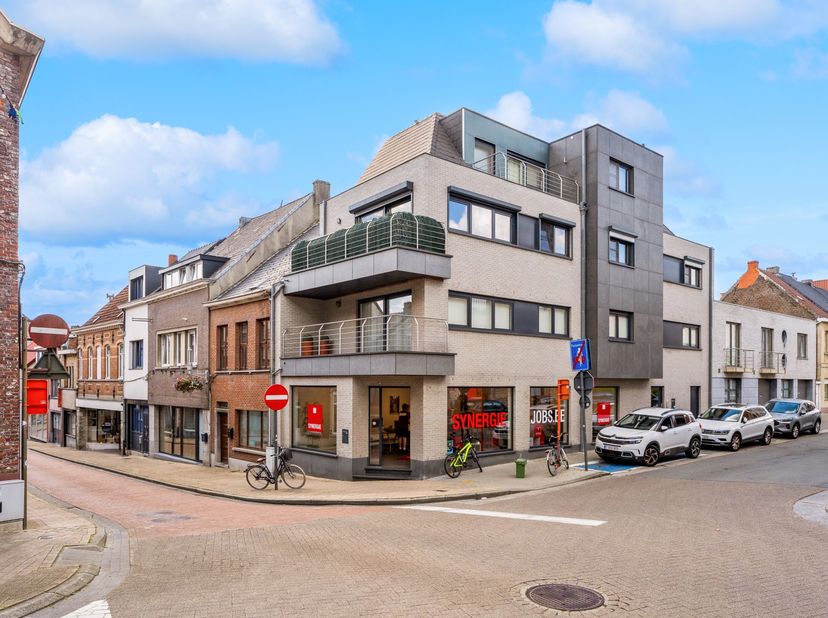 Dit verzorgde appartement, gebouwd in 2013, biedt een mooie combinatie van hedendaags wooncomfort en een uitstekende centrale ligging. Gelegen in het
