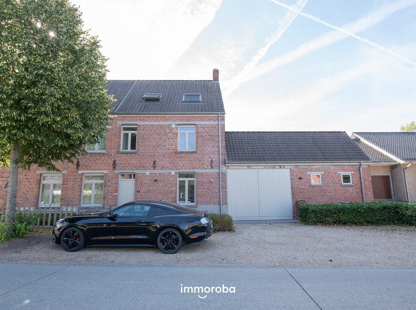 Deze volledig instapklare én energiezuinige woning met verschillende troeven ligt op een rustige en centrale locatie in Olsene. <br />
<br />
Indeling