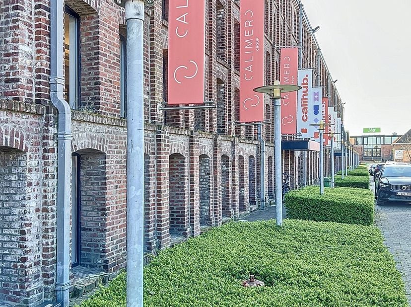 Aandelentransactie mogelijk - geen registratierechten 12% !<br />
<br />
Benaderende OPPERVLAKTEN:<br />
Polyvalente kantoorruimte van maar liefst 725