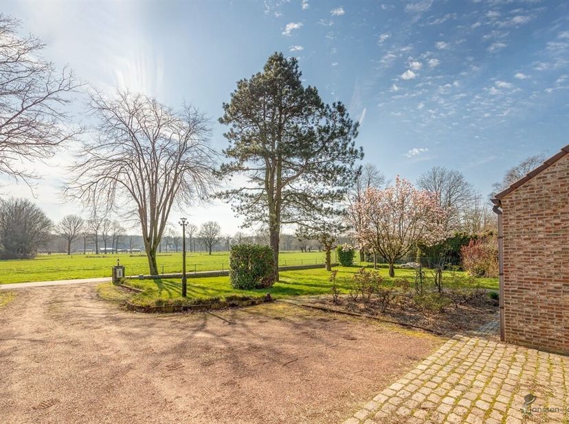 Laat u betoveren door deze charmante vrijstaande woning op een perceel van 2.230 m², met prachtige vergezichten voor- en achteraan. De lichtrijke leef