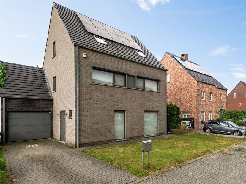 Zeer gerieflijke, ruime woning op 510 m² grond in een zeer kindvriendelijke verkaveling en op enkele automin. van het centrum en scholen.<br />
Inkomh