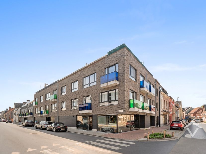 In de 10de-Liniestraat in Kortemark, een rustige verbindingsstraat tussen de Stationsstraat en Nieuwstraat, vinden we dit instapklare appartement op w