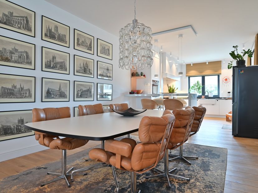 Luxe en comfortabel wonen op toplocatie in het hart van Maaseik.<br />
Welkom in dit ruime en luxueuze appartement op de eerste verdieping van een ver