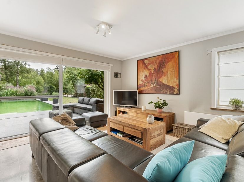 Ontdek deze prachtige villa gelegen in een rustige en groene omgeving aan de Winkelwarande 22 in Sint-Kruis-Winkel. Deze stijlvolle woning, gebouwd in