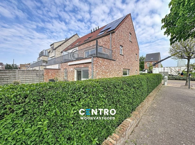 In een zeer LEUKE straat met veel parkeergelegenheid te Uitkerke ligt dit recente duplexappartement met 3 RUIME slaapkamers en ruim ZUIDgericht zonnet