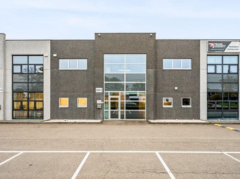 TE HUUR: Instapklare KMO unit 11 met kantoor bestaande uit: atelier/magazijn 710 m² - ingebouwd kantoor van 160m² op niv0 en 160m² op niv+1.  Het volu