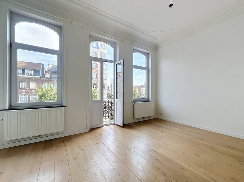 Magnifique appartement de 56 m² (selon PEB) à louer au 1er étage d'une élégante maison de maître bruxelloise, sur la très prisée avenue Eugène Demolde