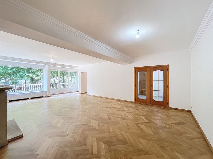 Sur l’avenue de Tervueren, dans le quartier Léopold II, superbe appartement de 4 chambres avec terrasses de ± 225m² situé au 1ER étage d’un immeuble d